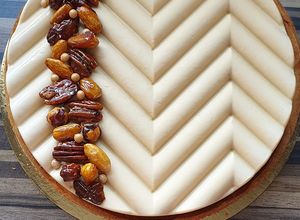 Une photo de Tarte noisettes Namelaka dulcey