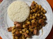 Una foto de guiso con tocino