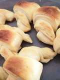 Medialunas fáciles y económicas!! Rellenas de dulce de leche 🥐