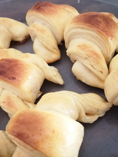 Una foto de Medialunas fáciles y económicas!! Rellenas de dulce de leche 🥐