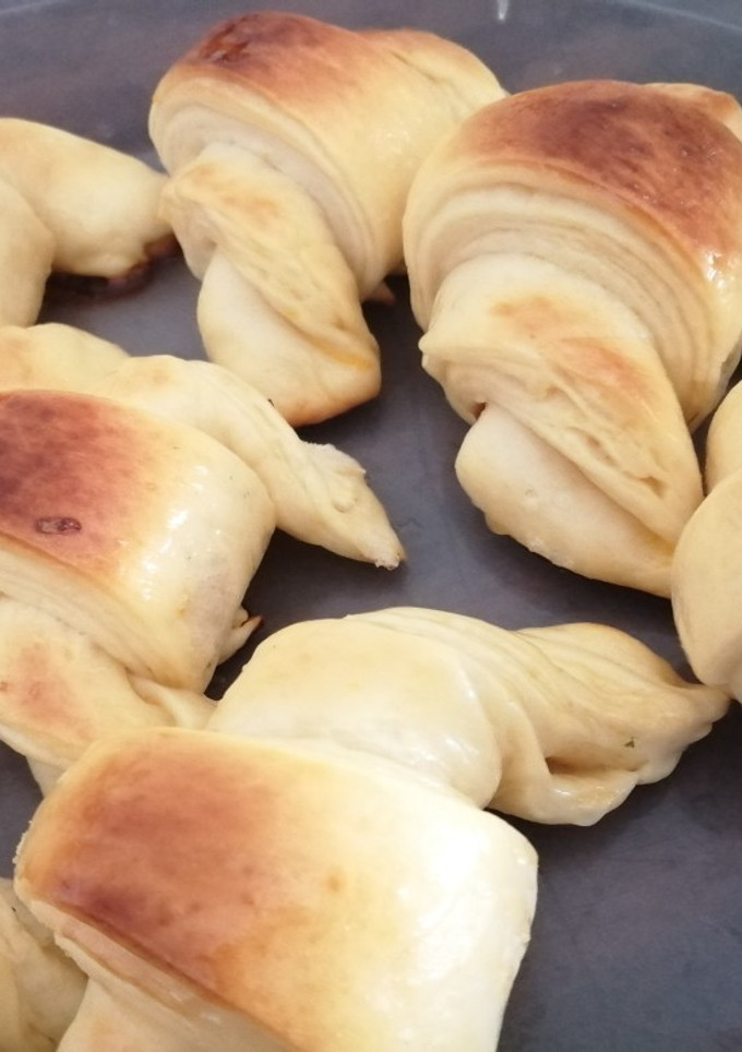 Una foto de Medialunas fáciles y económicas!! Rellenas de dulce de leche 🥐