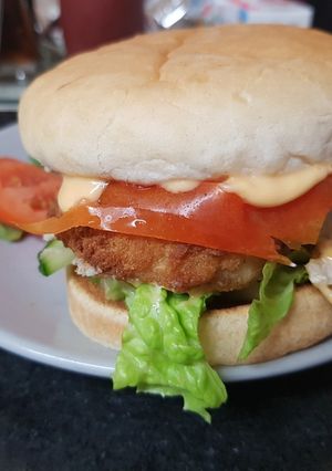 A picture of My lovely Cod in batter burger bun with tangy seafood sauce 😘.