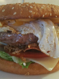 Una foto de Hamburguesa con queso de cabra y cebolla caramelizada
