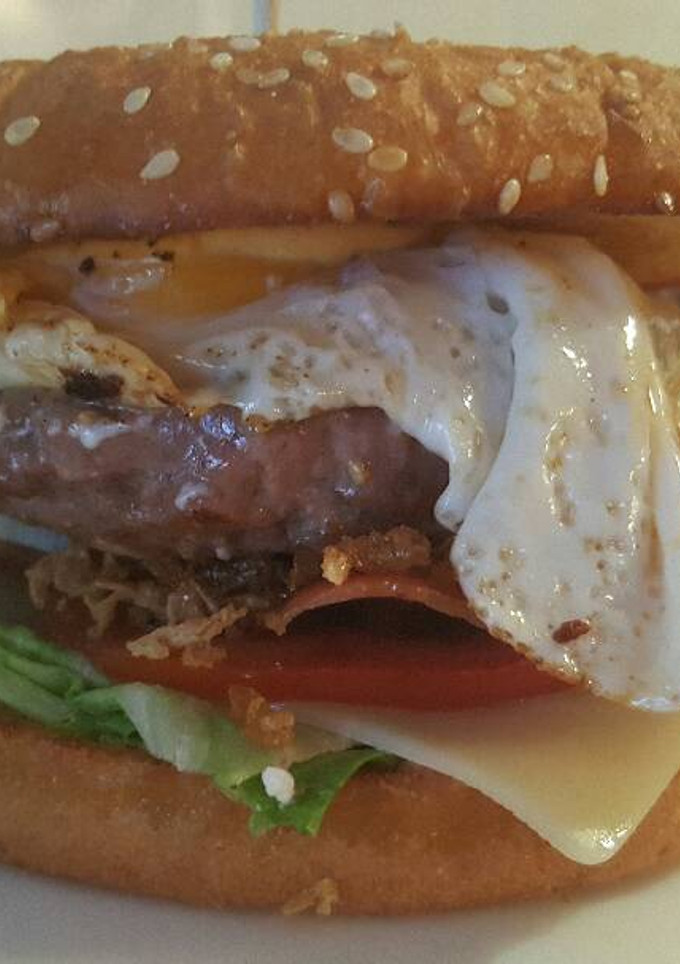 Una foto de Hamburguesa con queso de cabra y cebolla caramelizada
