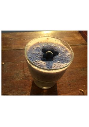 Una foto de Licuado de banana y arándanos de dos colores