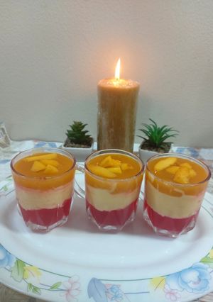 A picture of Custard strawberry jelly with peach sauce.