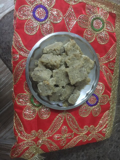 नारियल की बर्फ़ी (nariyal Ki barfi recipe in hindi) रेसिपी मुख्य फोटो
