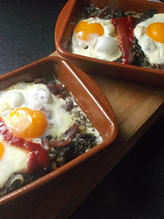 Una foto de Huevos con jamón y acelgas