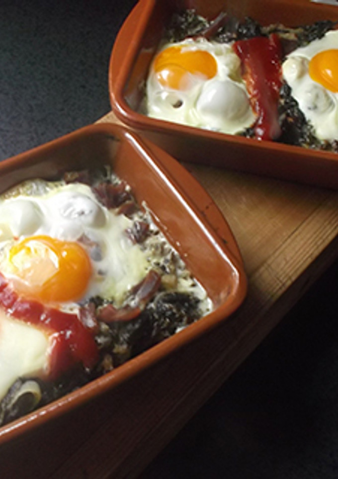 Una foto de Huevos con jamón y acelgas