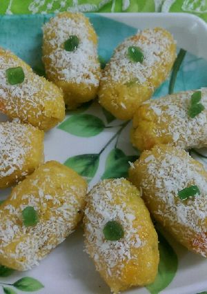 A picture of Suji Coconut Rolls.
