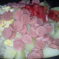 A picture of Ensalada de arroz con salchichas🍚.