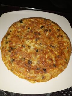 Una foto de Tortilla de patata con pimiento y cebolla