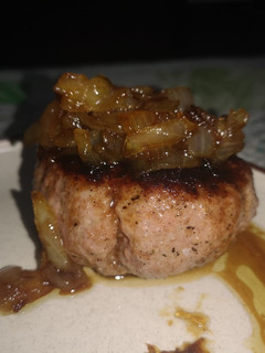 Una foto de Hamburguesa casera con queso y cebolla caramelizada