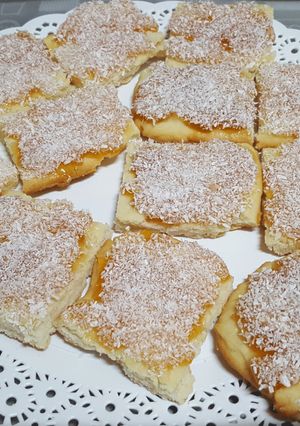 Una foto de Masitas de harina de arroz con mermelada y coco rallado