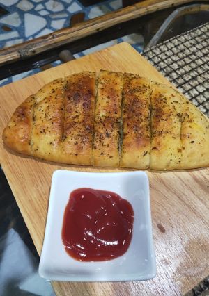 A picture of Stuffed Garlic bread.