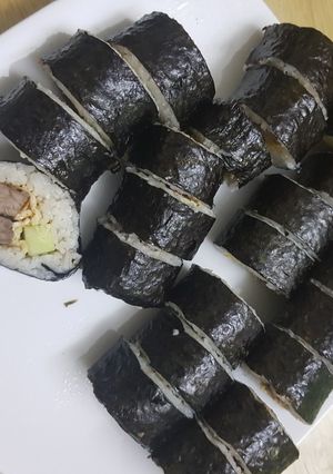 Hình của món Cơm cuộn rong biển thịt bò.