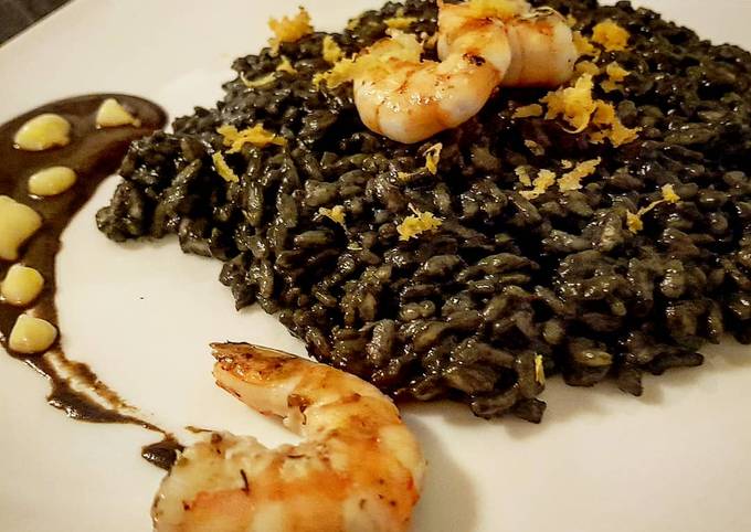 Risotto al Nero di Seppia e Aglio Nero con Mazzancolle saltate