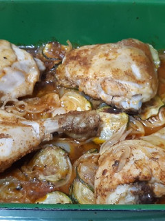 Una foto de Pollo adobado con patatas, cebolla y calabacín