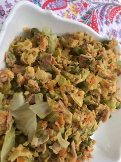 Una foto de Revuelto de verduras y atún