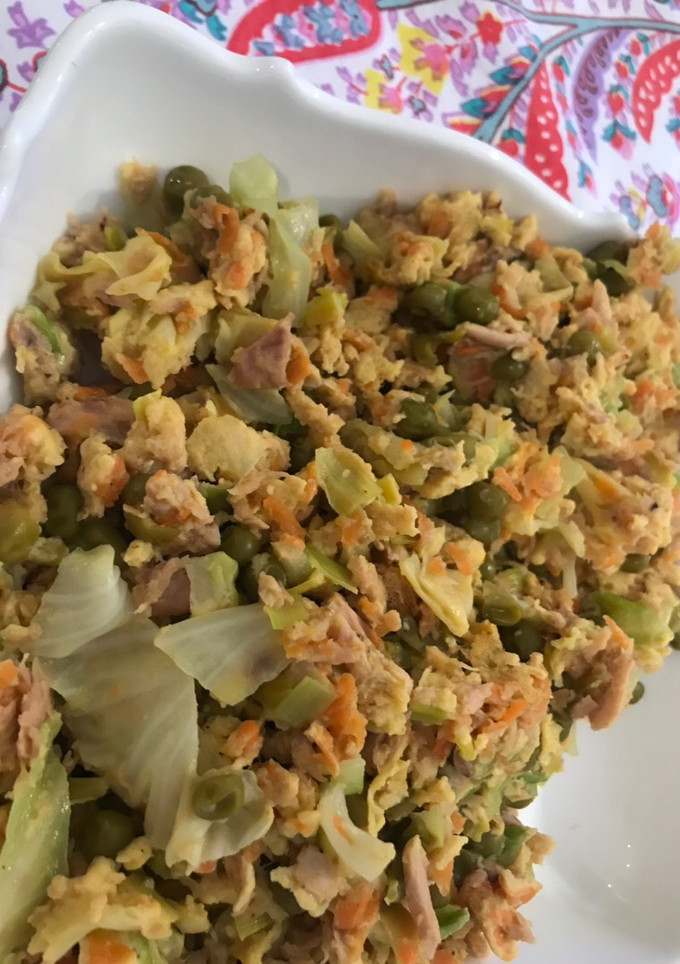 Una foto de Revuelto de verduras y atún