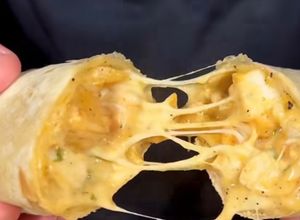Zdjęcie przepisu Tortilla czosnkowa z kurczakiem.