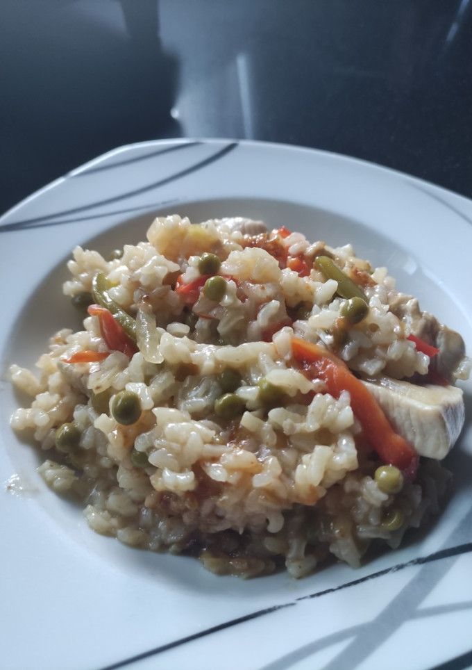 Una foto de Arroz con pollo y pimientos