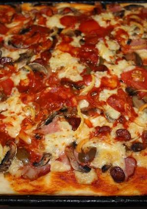 Olcsó tepsis pizza recept fotója