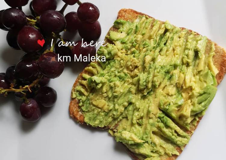 Mashed 🥑 avocado on bed of toasted bread