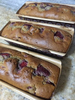 Una foto de Budín con jalea de frutillas 🍓🍓