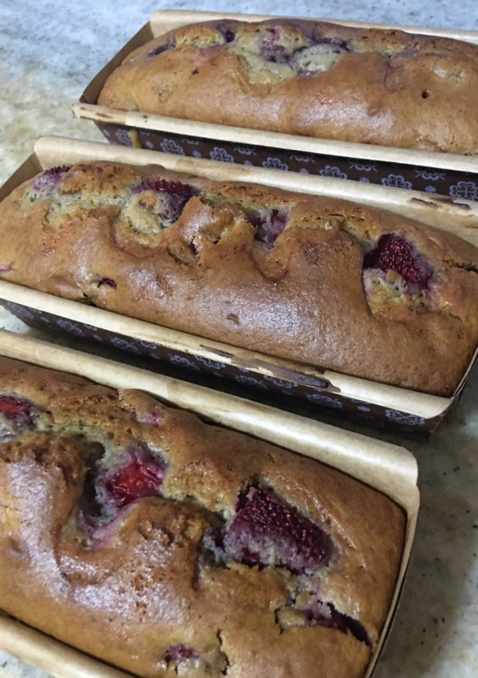 Una foto de Budín con jalea de frutillas 🍓🍓