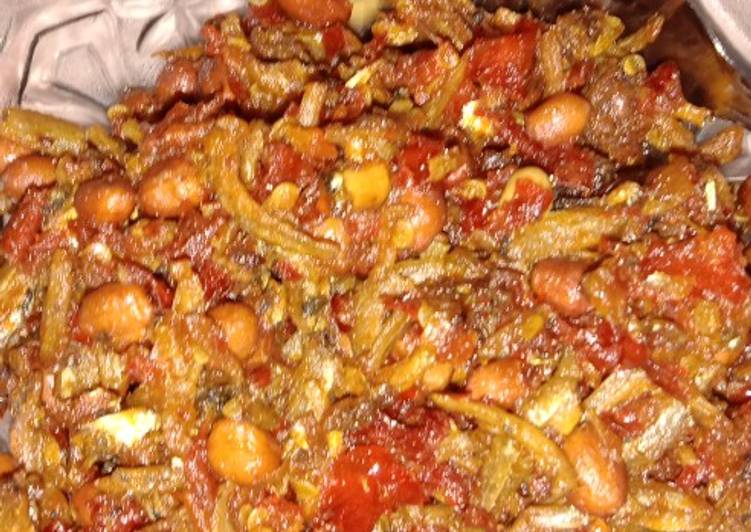 Balado teri campur kacang tanah