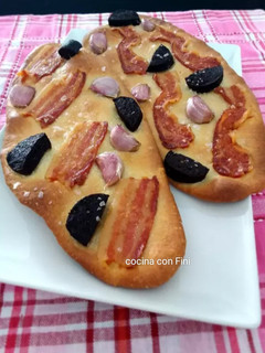 Una foto de Torta salada de aceite con panceta butifarra y ajos