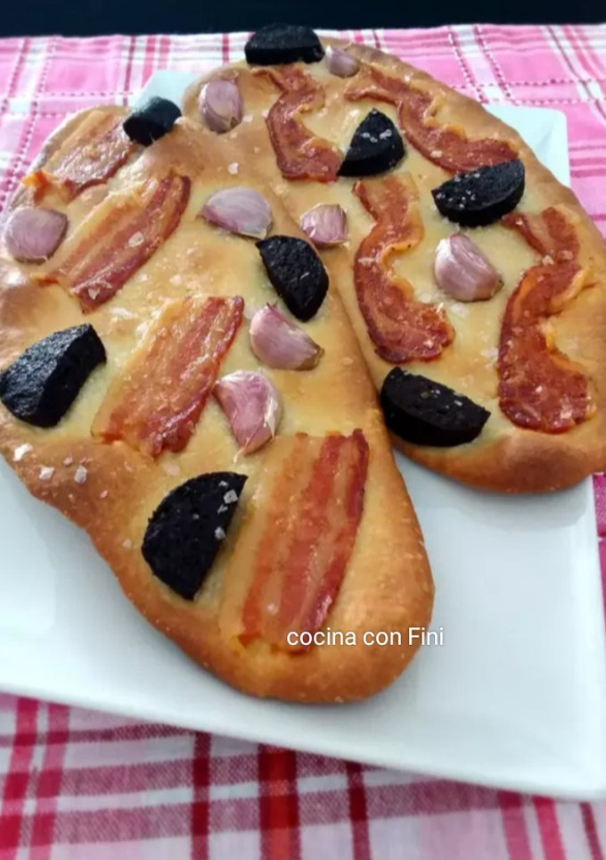 Una foto de Torta salada de aceite con panceta butifarra y ajos