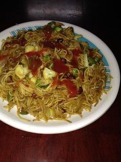 वेजिटेबल चाउमीन (vegetable chowmein recipe in Hindi) रेसिपी मुख्य फोटो