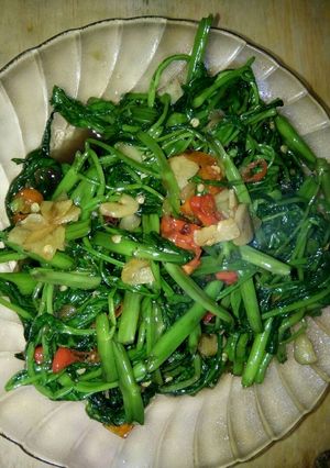 Foto resep Tumis kangkung nyummiiii :)