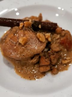Una foto de Pollo en salsa de nueces y canela