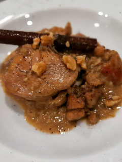 Una foto de Pollo en salsa de nueces y canela