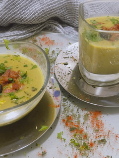 Una foto de Crema de guisantes con queso curado y toque de trufa