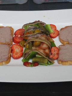 Una foto de Ensalada de fresas y anchoas con tostadas