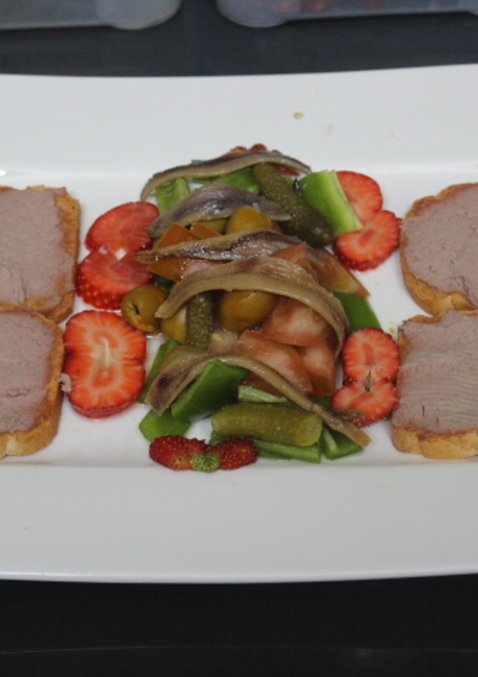 Una foto de Ensalada de fresas y anchoas con tostadas