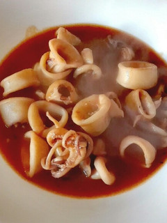Una foto de Calamares en salsa de pescado