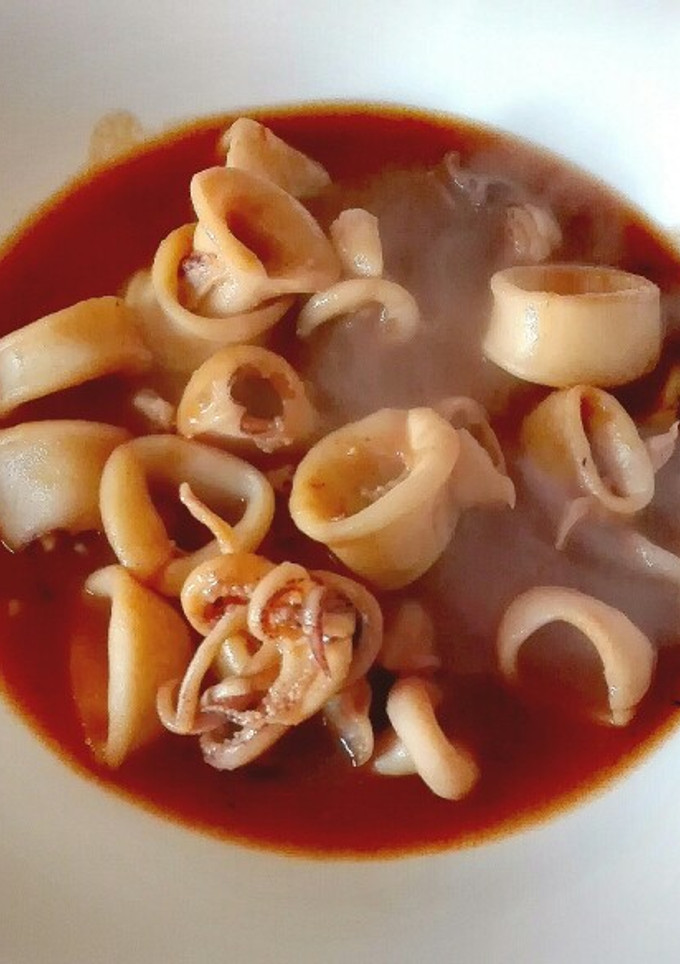 Una foto de Calamares en salsa de pescado