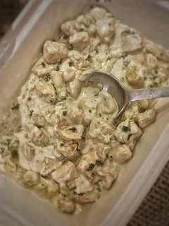 Una foto de Pollo en crema de cebolla cambray