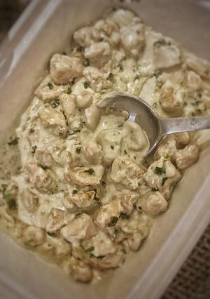 Una foto de Pollo en crema de cebolla cambray