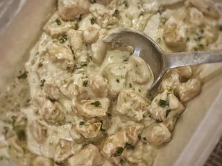 Pollo en crema de cebolla cambray