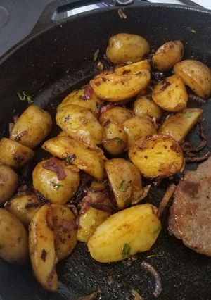 A picture of Baby potatoes saute.