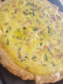 Una foto de Quiche de bacon, calabacín y espinacas