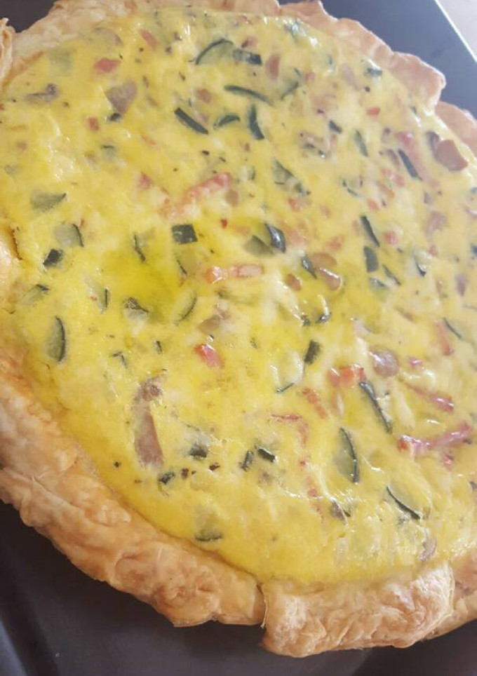 Una foto de Quiche de bacon, calabacín y espinacas