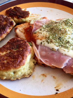 Una foto de Pechuga grillada napolitana con bocadillos de coliflor