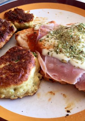 Una foto de Pechuga grillada napolitana con bocadillos de coliflor